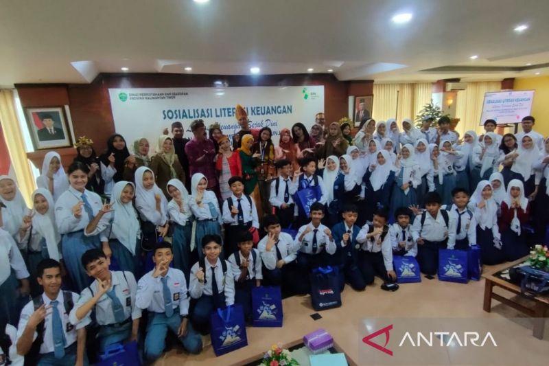 Perpustakaan Kaltim bekerja sama dengan Bank Indonesia Perwakilan Kaltim saat memberikan edukasi literasi keuangan kepada puluhan pelajar di Samarinda, Selasa (24/9/2024). ANTARA/HO-Perpustakaan Kaltim.