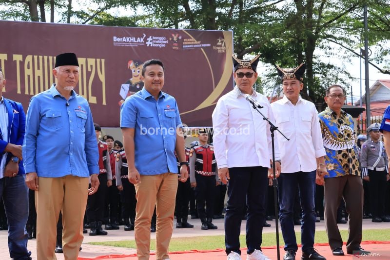 Pasangan calon Gubernur dan Wakil Gubernur nomor urut 1 Mahyeldi-Vasko Ruseimy (kemeja biru langit) bersama pasangan calon Gubernur dan Wakil Gubernur nomor urut 2 Epyardi Asda dan Ekos Albar (kemeja putih) mengikuti deklarasi damai di Mapolda Sumbar, Padang, Selasa (24/9/2024). ANTARA/Muhammad Zulfikar.