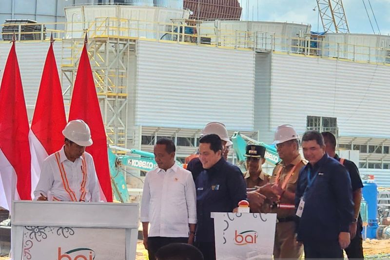 Presiden Joko Widodo di dampingi Menteri BUMN Erik Tohir, Menteri ESDM Bahlil Lahadalia, Direktur Utama MIND ID, Hendi Prio Santoso serta Pj Gubernur Kalbar Harisson memencet tombol dan menandatangani prasasti peresmian injeksi bauksit proyek Smelter Grade Alumina Refinery (SGAR) oleh Presiden RI, Joko Widodo di Mempawah, Selasa. (ANTARA/Rendra Oxtora)