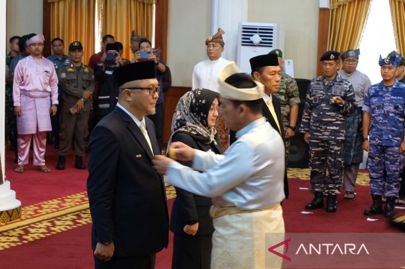 Gubernur Kepri Ansar Ahmad melantik tiga penjabat sementara bupati dan wali kota di Gedung Daerah, Kota Tanjungpinang, Selasa (24/9/2024). (ANTARA/Ogen)