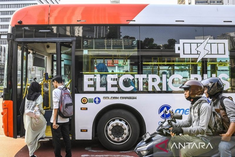 Mendorong Penggunaan Bus Listrik, Airlangga Harap Daerah Tiru Jakarta