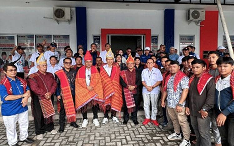 Koyem - SHD menerima ulos dari Relawan Horas Mejuaj Juah di Sekretariat Tim Pemenangan Koyem - SHD di Palangka Raya, Selasa, 24 September 2024. (FOTO: IST)