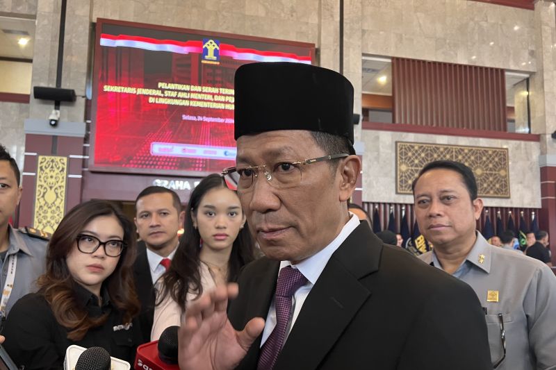Menteri Hukum dan Hak Asasi Manusia (HAM) Supratman Andi Agtas memberi keterangan ketika ditemui di Gedung Kementerian Hukum dan HAM, Jakarta, Selasa (24/9/2024). ANTARA/Putu Indah Savitri