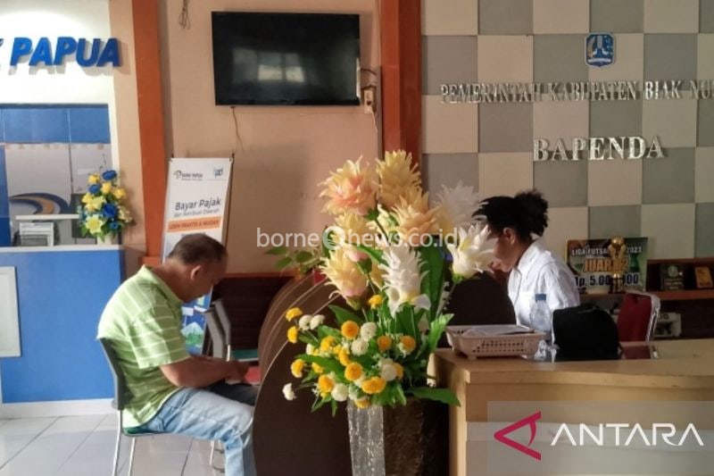 Salah satu pemudi orang asli Papua mantan peserta pelatihan kejuruan teknik komputer saat sedang mengikuti magang kerja di organisasi perangkat daerah Pemkab Biak Numfor, Papua. ANTARA/Muhsidin.
