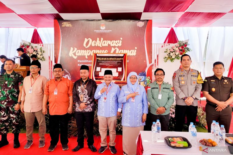 Pasangan calon nomor urut 2 Karna Suswandi - Nyai Khoirani dan Tim Pemenangan Rio-Ulfiyah foto bersama dengan ketua KPU, ketua Bawaslu dan Forkopimda usai Deklarasi Kampanye Damai Pilkada 2024 di halaman kantor KPU Situbondo, Jatim. Selasa (24/9/2024). ANTARA/Novi Husdinariyanto