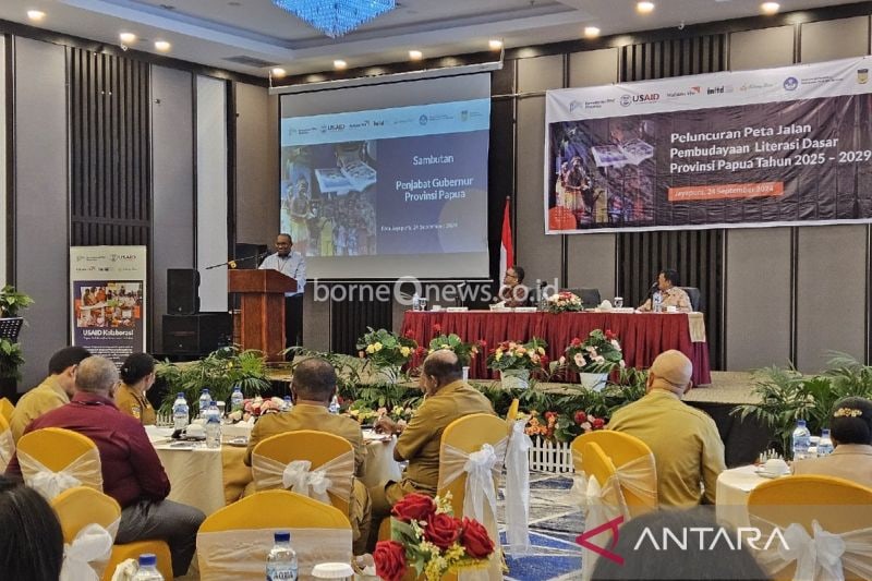 Asisten Bidang Umum Sekda Papua Derek Hegemur saat memberikan arahan pada kegiatan diseminasi peta jalan pembudayaan literasi dasar untuk 2025-2029 bertempat di Kota Jayapura, Papua, Selasa (24/9/2024). (ANTARA/Qadri Pratiwi)