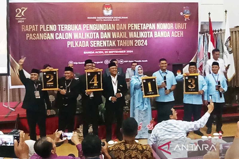 Pasangan calon memperlihatkan nomor urut peserta pilkada di Kota Banda Aceh, Senin (23/9/2024) malam. ANTARA/M Haris SA