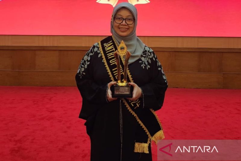 Margaret Maimunah Raih Penghargaan Santri of The Year 2024