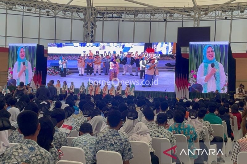 Ibu Negara Iriana Joko Widodo dalam acara "Penyuluhan Pencegahan Anti Narkoba bagi Pelajar se-Provinsi DKI Jakarta" di Jakarta International Veledrome, Jakarta Timur, Selasa (24/9/2024). ANTARA/Lifia Mawaddah Putri.