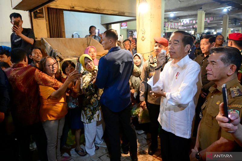 Presiden Jokowi Tinjau Harga di Pasar Mawar, Pontianak dan Pamit