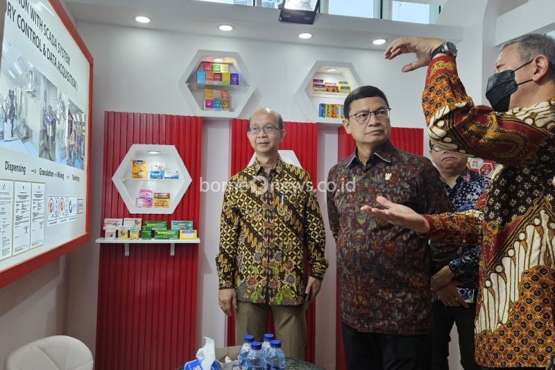 Kepala Badan Pengawas Obat dan Makanan (BPOM) Taruna Ikrar mendengarkan penjelasan salah satu perusahaan farmasi dalam acara Focus Group Discussion (FGD), dan sosialisasi Tools Maturitas Industri Farmasi 2024 di Jakarta, Selasa (24/9/2024). ANTARA/Mecca Yu