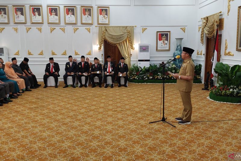 Gubernur Bengkulu mengukuhkan lima penjabat sementara bupati di Provinsi Bengkulu, di Bengkulu, Selasa. (24/09/2024) (ANTARA/Boyke Ledy Watra)