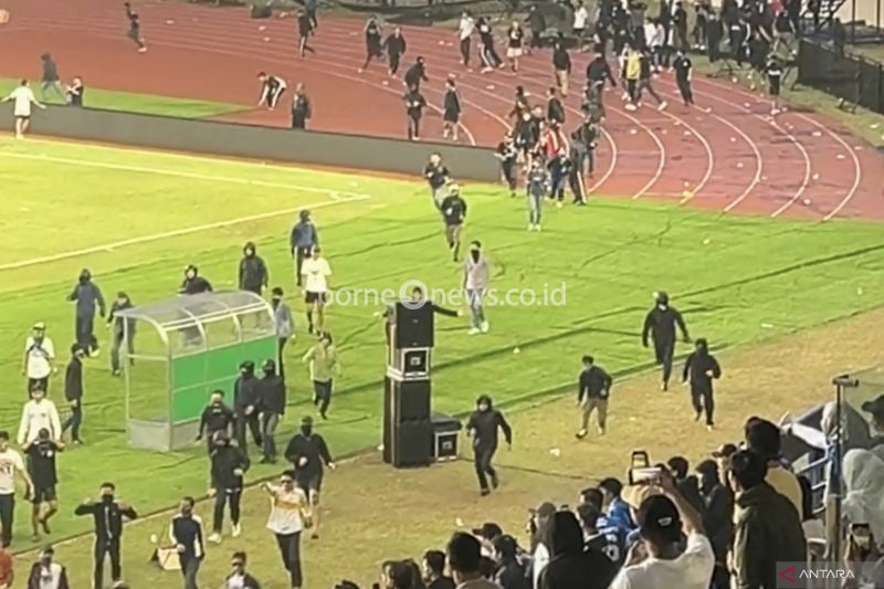 Situasi usai pertandingan Persib melawan Persija tampak para oknum suporter masuk ke tengah lapangan untuk menyerang "steward" yang sedang bertugas di Stadion Si Jalak Harupat, Kabupaten Bandung, Jawa Barat, Senin (23/9/2024). ANTARA/Rubby Jovan