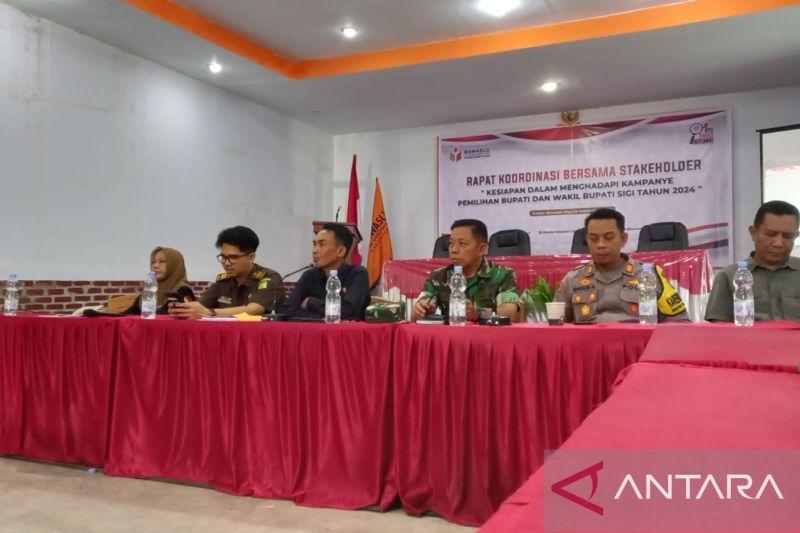 Ketua Bawaslu Kabupaten Sigi Hairil saat melaksanakan Rapat koordinasi bersama stakeholder terkait kesiapan dalam menghadapi kampanye Pemilihan Bupati dan Wakil Bupati Kabupaten Sigi tahun 2024 di Desa Kalukubula, Kecamatan Sigi Biromaru, Selasa (24/9/2024). ANTARA/MOH SALAM