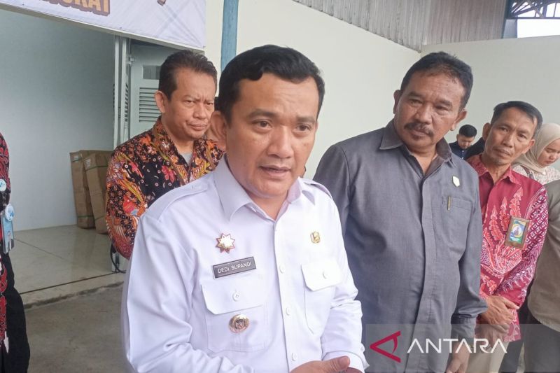 Pj Bupati Majalengka Dedi Supandi (kemeja putih) saat memberikan keterangan terkait pelaksanaan bursa kerja di Majalengka, Jawa Barat, Selasa (24/9/2024). (ANTARA/Fathnur Rohman)