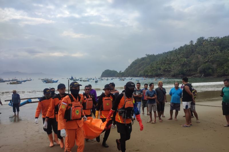 Tim SAR Temukan Nelayan Hilang Terseret Ombak di Trenggalek