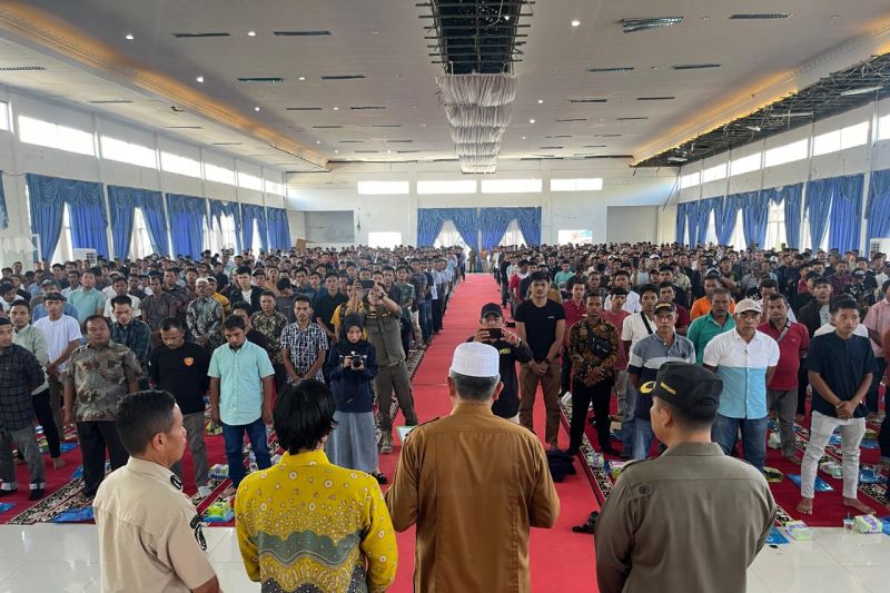 Bupati Pasaman Barat Hamsuardi (peci putih) saat mengukuhkan tenaga lindungan masyarakat untuk Pemilihan Kepala Daerah (Pilkada) 2024 di Simpang Empat, Selasa (24/9/2024). ANTARA/Altas Maulana.