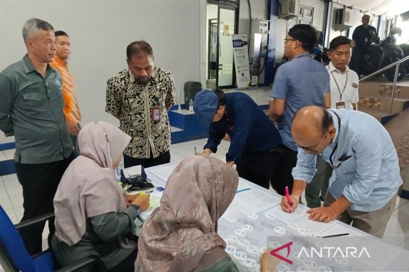 Pegawai Kantor Pelayanan Pajak (KPP) Pratama Temanggung melakukan tes urine. ANTARA/HO - BNN Kabupaten Temanggung