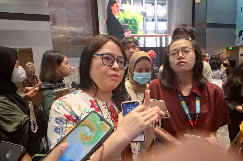 Head of Investment Information Mirae Asset Sekuritas Martha Christina saat sesi doorstop di Main Hall Bursa Efek Indonesia, Jakarta, Selasa (24/9/2024). ANTARA/ Muhammad Heriyanto