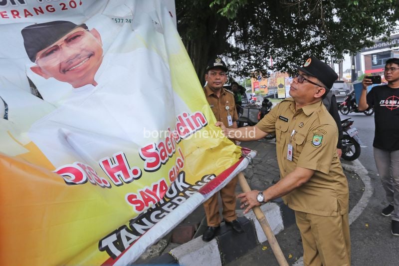 Aparat Gabungan Tertibkan Alat Peraga Kampanye di Tangerang