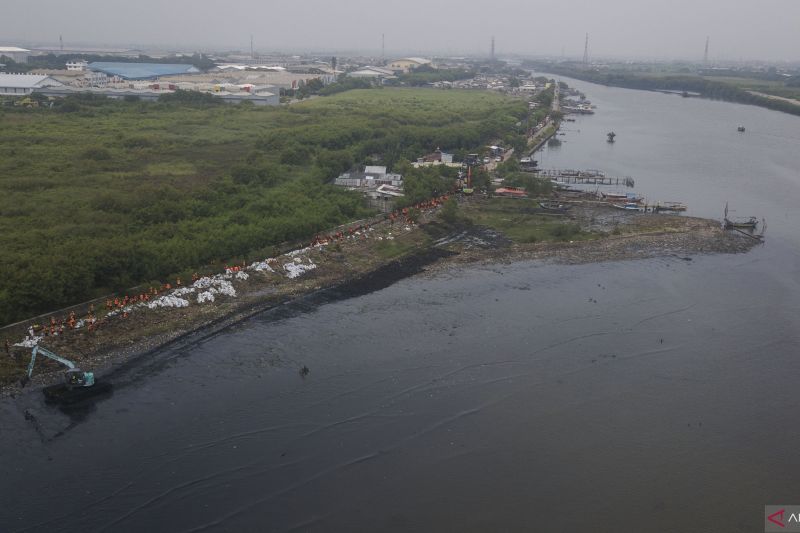 Ilustrasi: berat mengangkut sampah di pesisir Marunda Kepu, Cilincing, Jakarta Utara, Rabu (1/5/2024). Pembersihan sampah di pesisir Cilincing tersebut melibatkan sebanyak 390 personel dari UPS Badan Air bersama Penanganan Prasarana dan Sarana Umum (PPSU) yang berhasil mengangkut 700 kilogram sampah dan selanjutnya dipindahkan ke tempat pembuangan sampah sementara di wilayah tersebut. ANTARA FOTO/ Fakhri Hermansyah/rwa (ANTARA FOTO/Fakhri Hermansyah)