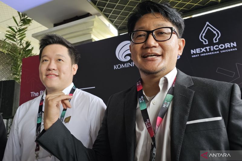 Ketua Tim Pengembangan Startup Digital Ditjen Aptika Kemenkominfo Sonny Hendra Sudaryana (kanan) bersama External Affairs Director Nexticorn Foundation Alvin Evander (kiri) di Kabupaten Badung, Provinsi Bali, Selasa (24/9/2024). (ANTARA/Livia Kristianti)