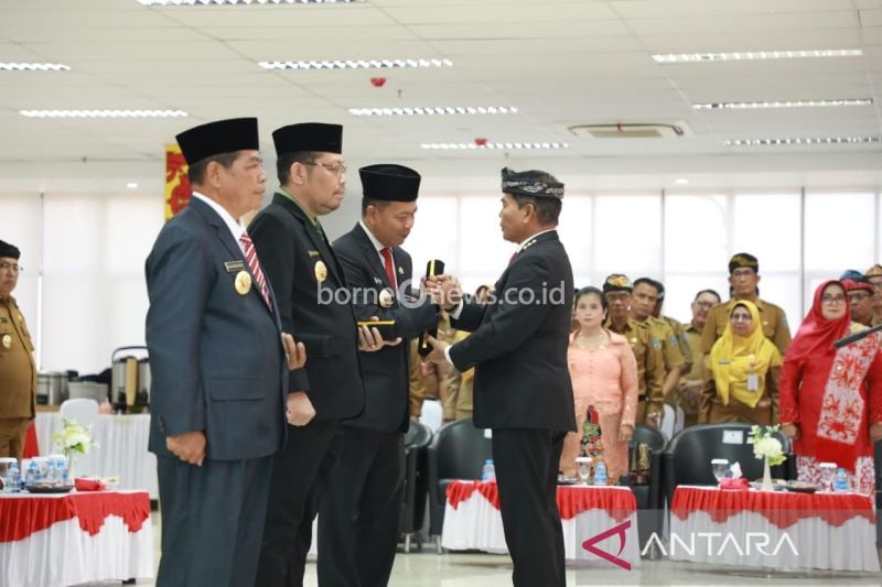 Gubernur Kaltara memberi selamat kepada tiga Penjabat Sementara (Pjs) Bupati di Tanjung Selor, Bulungan, Selasa (24/9/2024). (ANTARA/Muhammad Arfan)