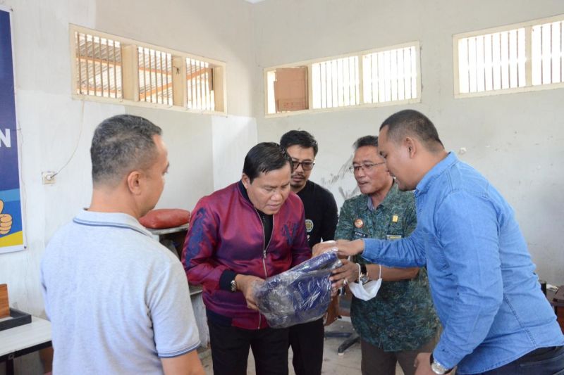 Direktur Merek dan Indikasi Geografis DJKI Kemenkumham RI Kurniaman Telaumbanua meninjau hasil pelatihan keterampilan warga binaan Lapas Luwuk di Banggai, Selasa (24/9/2024). (ANTARA/HO-Kanwil Kemenkumham Sulteng)