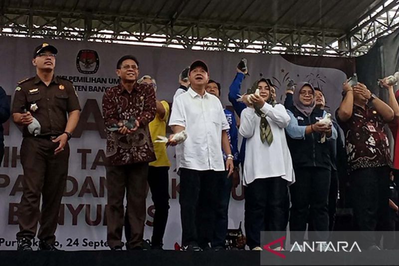 Pelepasan burung merpati menandai deklarasi kampanye damai yang digelar KPU Kabupaten Banyumas di Taman Rekreasi Andhang Pangrenan (TRAP) Purwokerto, Kabupaten Banyumas, Jawa Tengah, Selasa (24/9/2024) siang. ANTARA/Sumarwoto