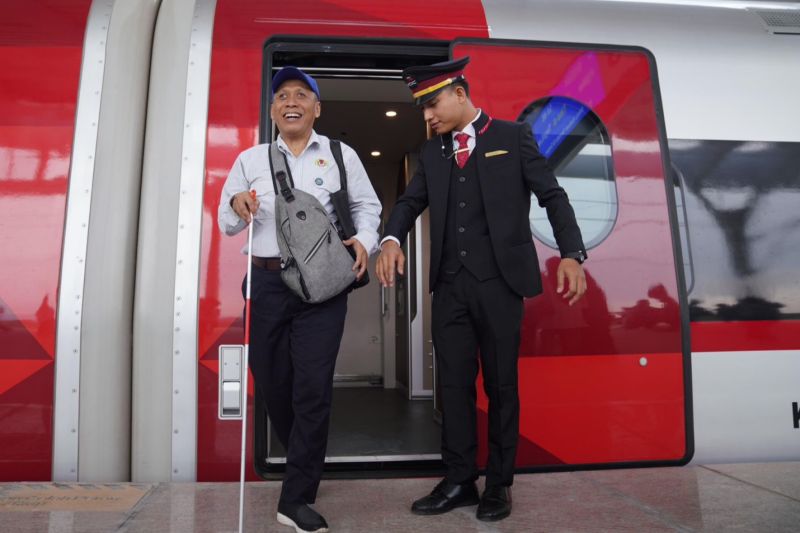 Seorang petugas KCIC sedang membantu penumpang prioritas (ANTARA/HO-KCIC)