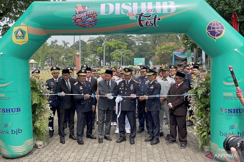 Penjabat Bupati Bogor Asmawa Tosepu pada peringatan Harhubnas tingkat kabupaten di Lapangan Tegar Beriman, Cibinong, Kabupaten Bogor, Jawa Barat, Selasa (24/9/2024). (ANTARA/M Fikri Setiawan)