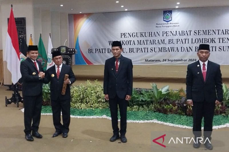 Penjabat Gubernur Nusa Tenggara Barat (NTB) Hassanudin melantik/mengukuhkan lima Penjabat Sementara (Pjs) bupati dan wali kota untuk menggantikan sementara kepala daerah yang maju di pilkada serentak 2024 di Gedung Graha Bhakti Praja Kantor Gubernur NTB di Mataram, Selasa (24/9/2024). (ANTARA/Nur Imansyah).