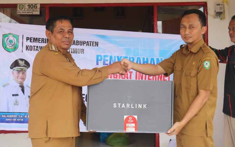 Pemkab Kotim Serahkan Bantuan Perangkat Internet di Tualan Hulu untuk Tingkatkan Aksesibilitas Jaringan