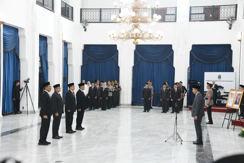 Pj Gubernur Jabar Bey Machmudin melantik empat Penjabat sementara (Pjs) Bupati bagi Kabupaten Karawang, Indramayu, Pangandaran, dan Bandung di Gedung Sate Bandung, Selasa (24/9/2024). ANTARA/HO Pemprov Jabar