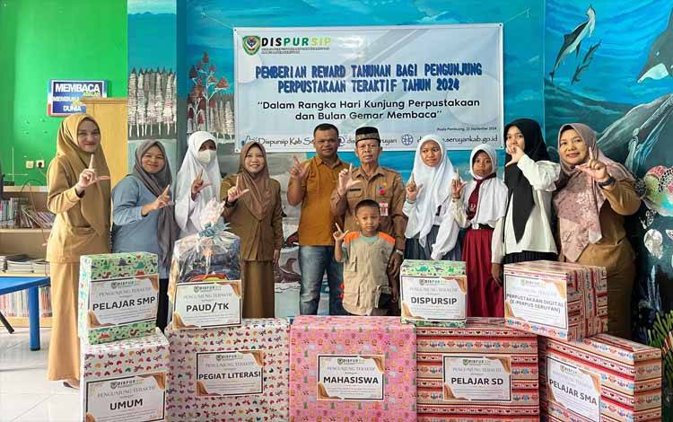 DISPURSIP Seruyan Berikan Apresiasi kepada Pemustaka Teraktif 2024