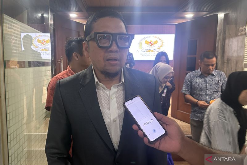 Ketua Komisi II DPR RI Ahmad Doli Kurnia Tandjung saat memberikan keterangan pers di kompleks parlemen, Senayan, Jakarta, Selasa (24/9/2024). ANTARA/Rio Feisal