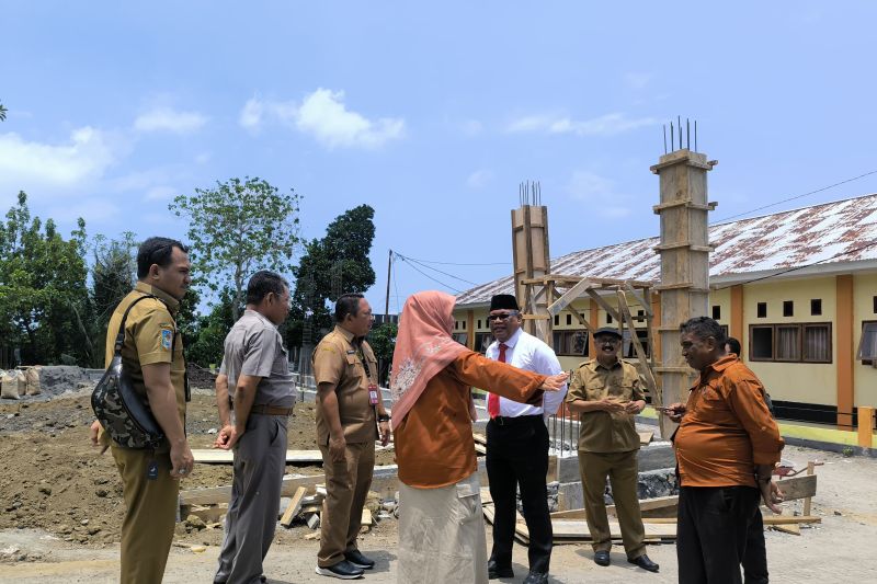Pemkot Ternate serahkan aset SMA Negeri 8 ke Pemerintah Provinsi Malut, nampak Pj Gubernur Samsuddin Abdul Kadir bersama Sekkot Ternate, Rizal Marsaoly melihat aset sekolah yang berada di kawasan Kasturian Ternate, Selasa (24/9/2024). ANTARA/Abdul Fatah (Abdul Fatah)