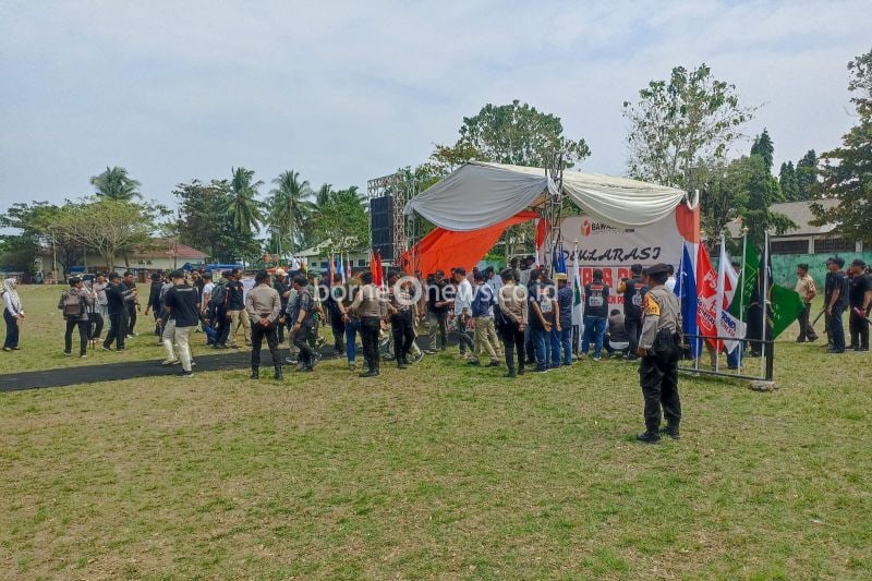 Personel Kepolisian Polres Pesisir Barat saat melaksanakan pegangan deklarasi kampanye damai. (ANTARA/HO/Humas Polres Pesisir Barat)