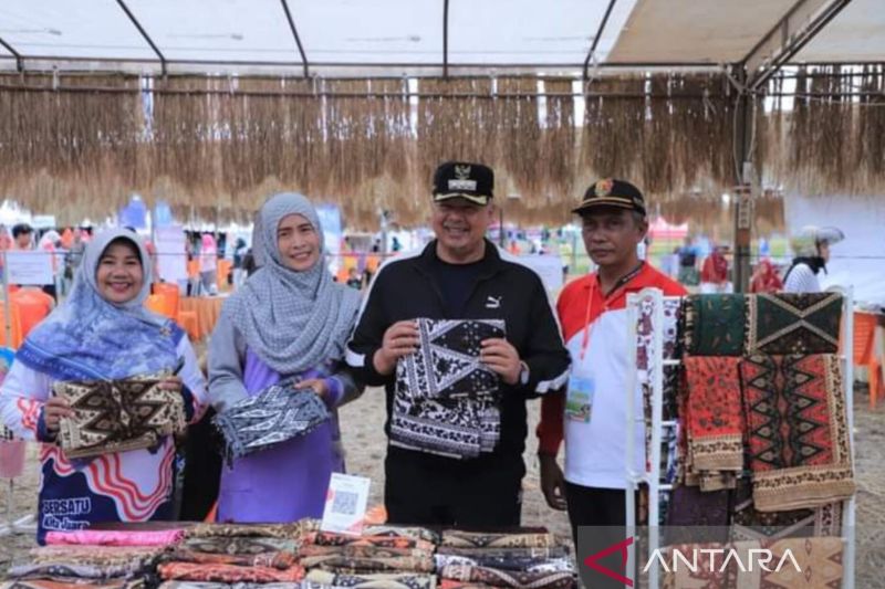 Wali Kota Solok Zul Elfian Umar mengunjungi salah satu bazar batik tanah liek saat pelaksanaan Rang Solok Baralek Gadang yang digelar di hamparan sawah Solok, Sumatera Barat. ANTARA/HO-Prokomp Solok.