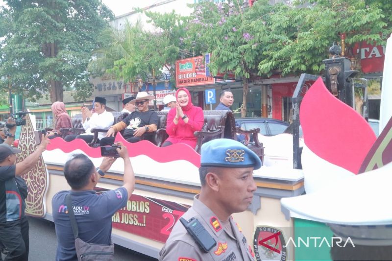 Kegiatan deklarasi kampanye damai untuk Pilkada Serentak 2024 yang diikuti oleh tiga pasangan calon (paslon) Wali Kota dan Wakil Wali Kota Madiun yang digelar KPU Kota Madiun di Tugu Titik Nol Kilometer Kota Madiun, Selasa (24/9/2024). ANTARA/Louis Rika