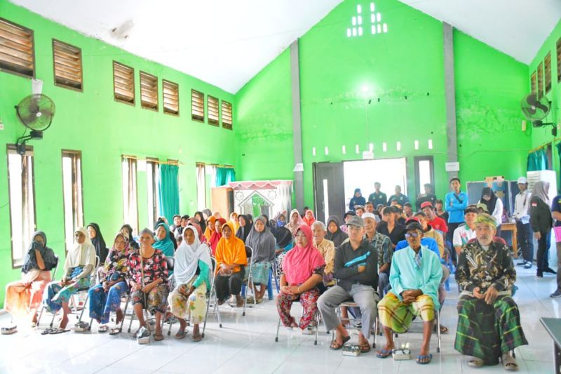 Warga penerima bantuan paket sembako yang diberikan Pemkab Lombok Utara, Nusa Tenggara Barat, Selasa (24/09/2024) (ANTARA/HO-Humas Pemkab Lombok Utara)