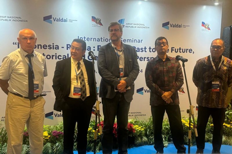 Direktur Peneliti Klub Diskusi Valdai (Valdai Discussion Club) Rusia Fyodor Lukyanov (tengah) dan Presiden Pusat Shanghai Nelson Wong (kedua kiri) berbicara kepada wartawan di sela-sela acara seminar internasional "Indonesia-Rusia: Dari Masa Lalu ke Masa Depan, Perspektif Historis dan Geopolitik yang diselenggarakan oleh Kedubes Rusia untuk Indonesia di Jakarta, Selasa (24/9/2024). (ANTARA/Cindy Frishanti)