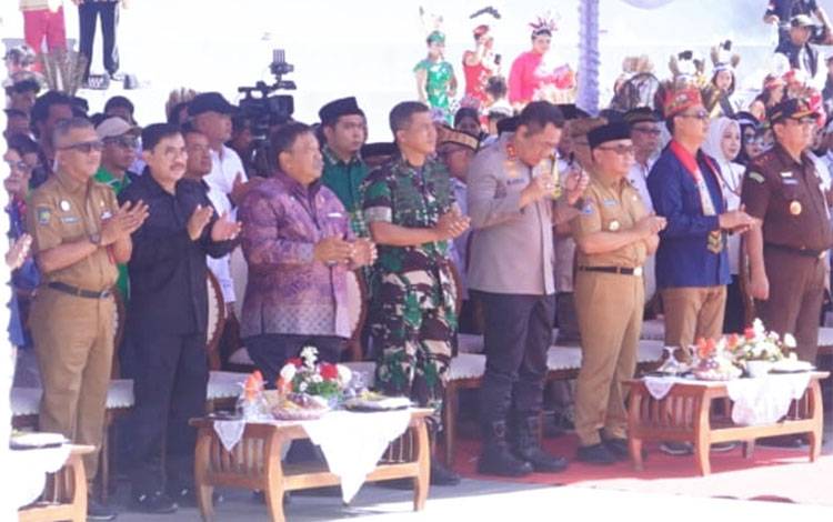 Pelaksana Harian (Plh) Sekda Prov.Kalteng yang juga Kepala Badan Kesbangpol Prov.Kalteng Katma F Dirun (ujung kiri), di Bundaran Besar Palangka Raya, Selasa, 24 September 2024. (FOTO: KESBANGPOL KALTENG)