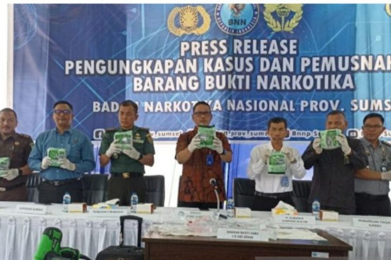 BNN Sumsel tunjukkan barang bukti sabu milik jaringan antar kabupaten sebelum dimusnahkan, di Palembang, Selasa (24-9-2024). (ANTARA/Yudi Abdullah)