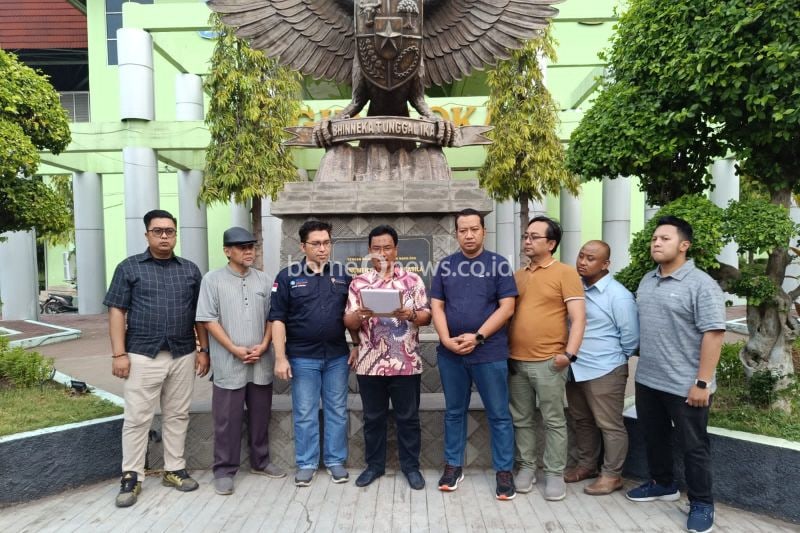 IKA UPN Veteran Jatim saat melakukan deklarasi netral dan tidak berpihak di Pilkada 2024. (ANTARA/HO-IKA UPN Veteran Jatim)