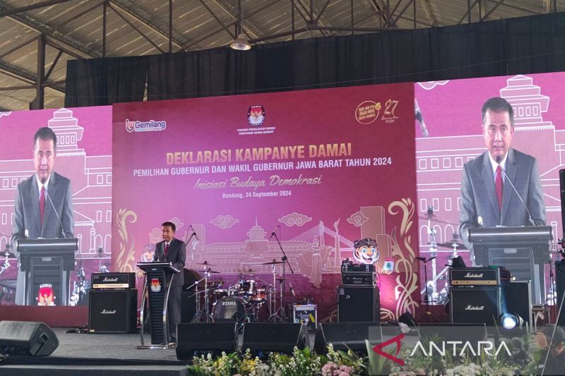 Acting governor of West Java, Bey Triadi Machmudin, at the peaceful Regional Head Election (Pilkada) declaration event in Bandung, West Java, on Tuesday (September 24, 2024). (ANTARA/Ricky)