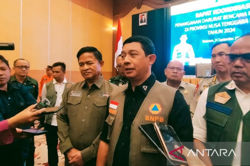 Kepala Badan Nasional Penanggulangan Bencana (BNBP) Letjen Suharyanto didampingi Penjabat Gubernur Nusa Tenggara Barat (NTB) Hassanudin dikonfirmasi wartawan usai kegiatan rapat kordinasi penanganan darurat bencana kekeringan di NTB yang digelar di Kota Mataram, Selasa (24/9/2024). (ANTARA/Nur Imansyah).