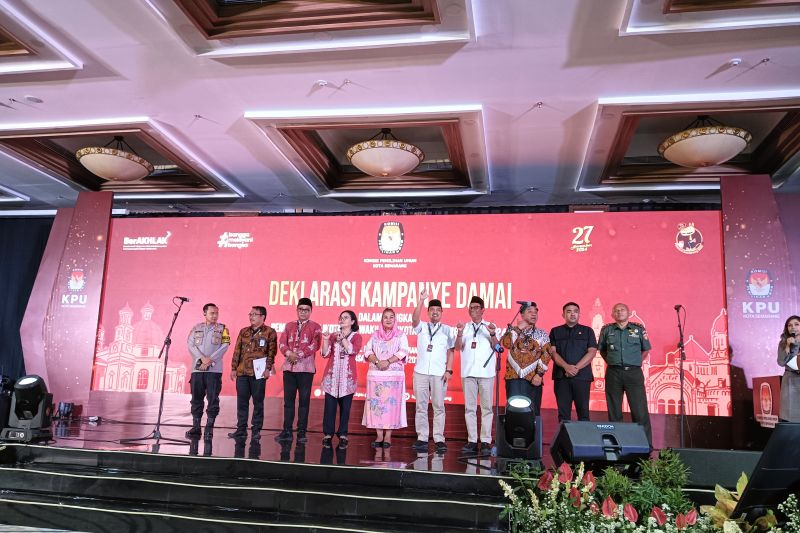 Wali Kota Semarang Hevearita Gunaryanti Rahayu bersama pasangan calon wali kota dan wakil wali kota Semarang di Semarang, Jawa Tengah, Selasa (24/9/2024). ANTARA/Zuhdiar Laeis
