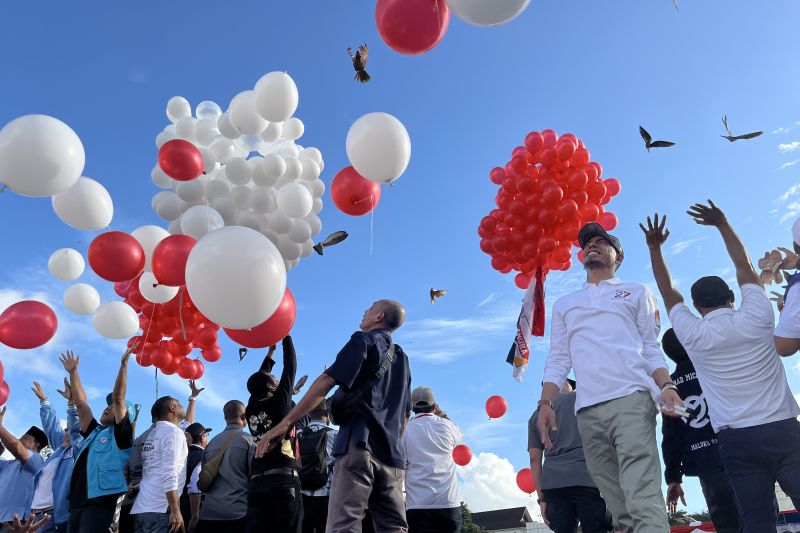 Pelepasan balon merah putih dan burung merpati oleh penyelenggara Pilkada dan pasangan calon gubernur dan wakil, Ambon, Selasa. (ANTARA/Winda Herman)