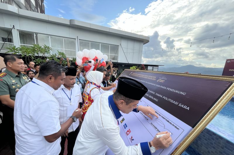 Pasangan calon Wali Kota dan Wakil Wali kota Ambon menandatangani ikrar deklarasi kampanye damai di Ambon, Selasa (24/9). ANTARA/ Penina F Mayaut.